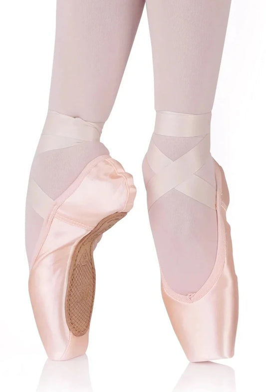 R CLASS 'R 22 Pointe Shoe (Flex and Medium)'